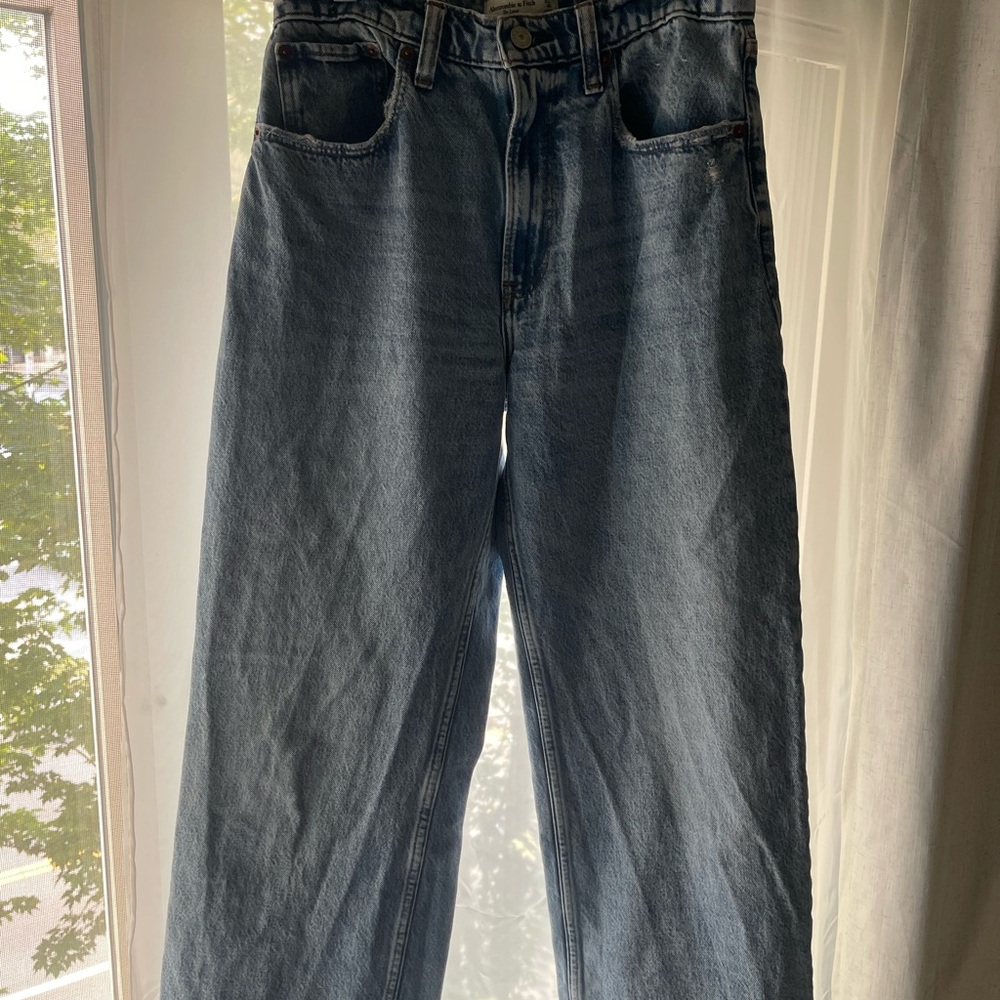 Abercrombie & Fitch Women's Relaxed Straight Jeans in Blue Wash